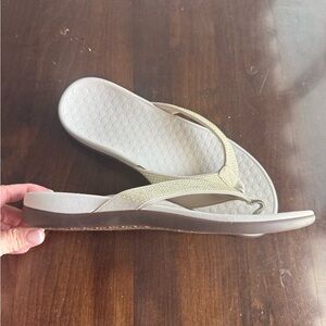 Vionic Tan Flip Flops